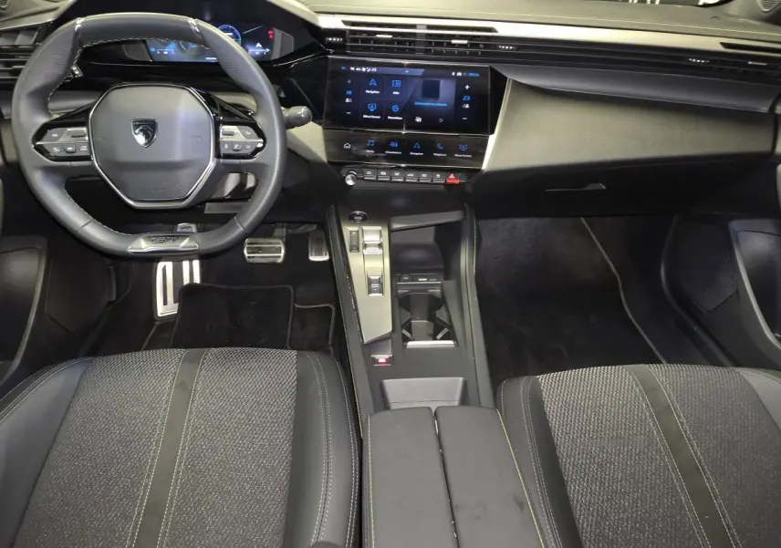 Intérieur Peugeot 408 2025 vue avant du poste de conduite avec volant GT, écran tactile 10 pouces et sellerie tissu/TEP noire.