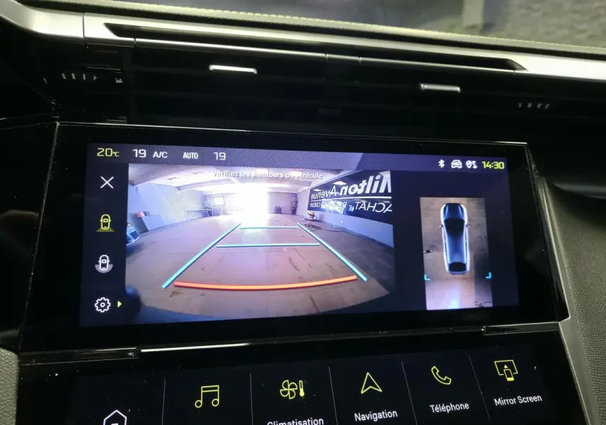 Écran tactile intérieur montrant la caméra de recul et vue 360° de la Peugeot 408 gris Selenium.
