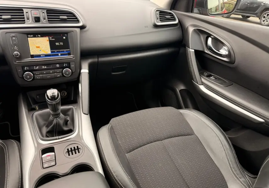 Intérieur Renault Kadjar 1.2 TCE 130 Energy Intens 2016, vue côté passager sur la console centrale et le levier de vitesses manuel.