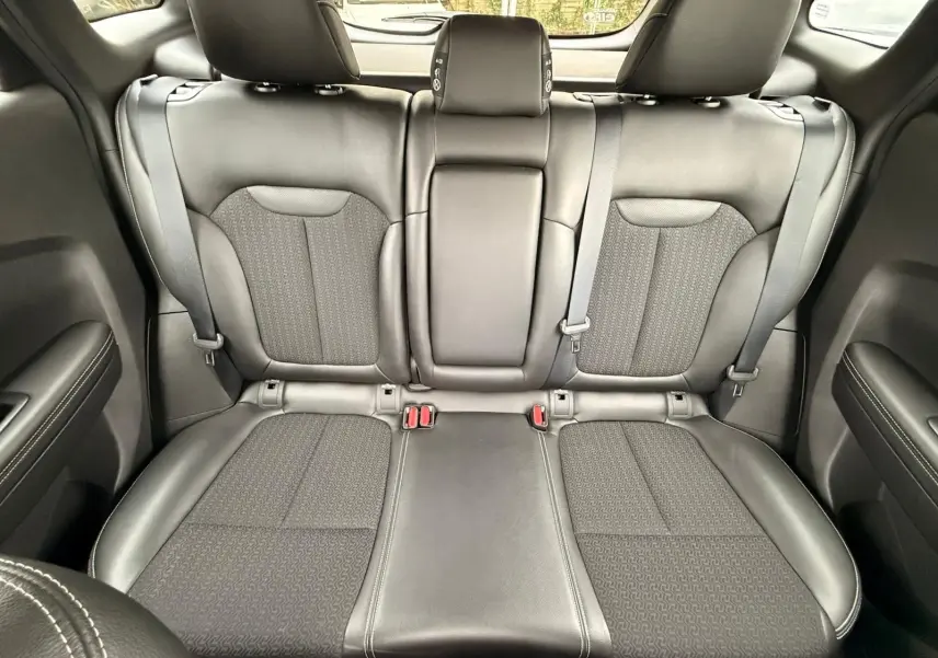 Vue intérieure montrant la banquette arrière en cuir noir du Renault Kadjar 1.2 TCE 130 Energy INTENS, sièges avec ceinture de sécurité.