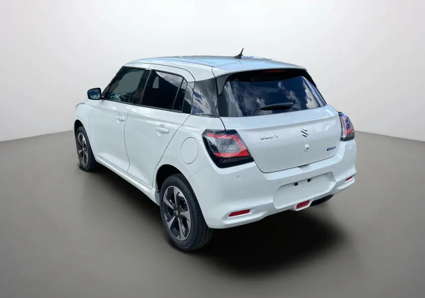 Suzuki Swift 2025 blanche vue 3/4 arrière droit, vitres surteintées et jantes alliage noires distinctives.