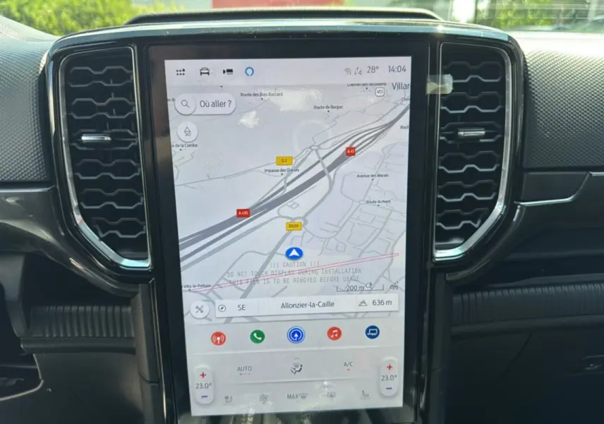 Écran tactile vertical du système GPS Sync4 dans le tableau de bord du Ford Ranger gris carbone 2026.