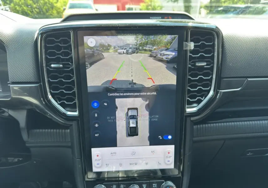 Écran central tactile du Ford Ranger 2026 montrant la caméra 360° et l’aide au stationnement, intérieur noir.