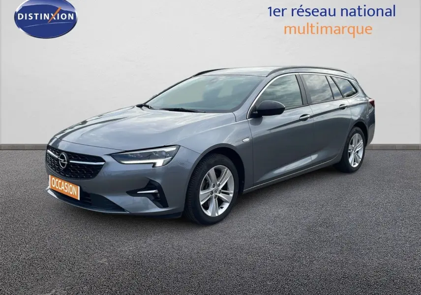 Opel Insignia Sports Tourer gris acier satiné vue 3/4 avant droit, avec jantes alliage et calandre noire.