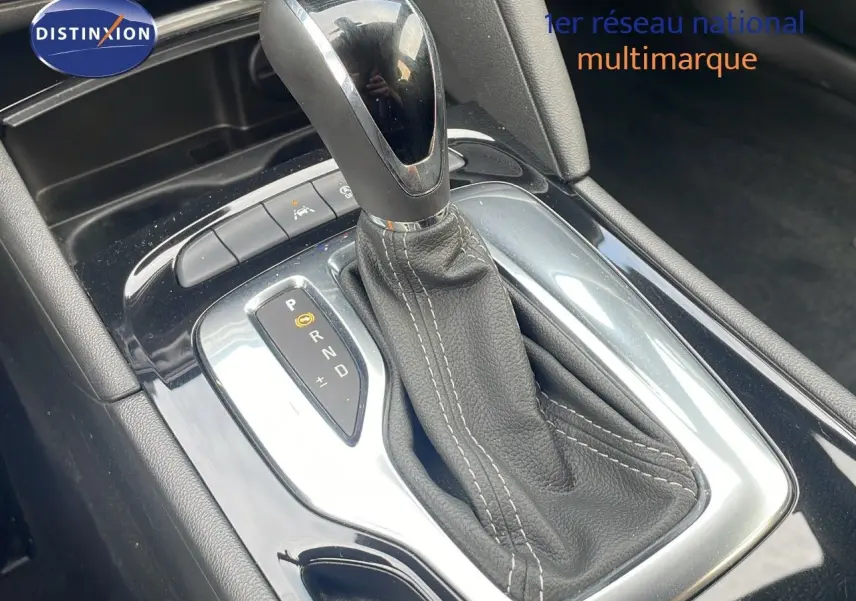 Le levier de vitesses automatique en cuir noir de l’Opel Insignia Sports Tourer gris acier, vue rapprochée intérieure.