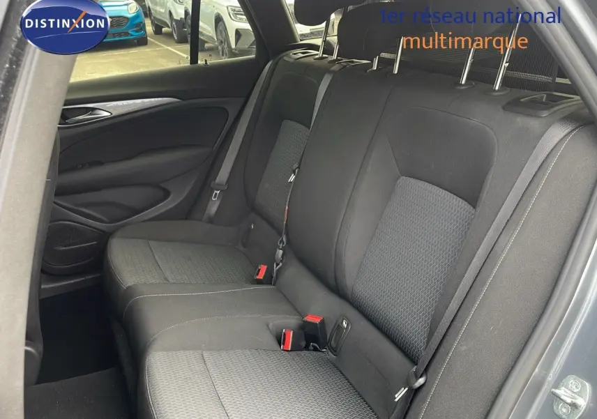 Vue intérieure côté droit des sièges arrière en tissu gris noir de l'Opel Insignia Sports Tourer 2021.