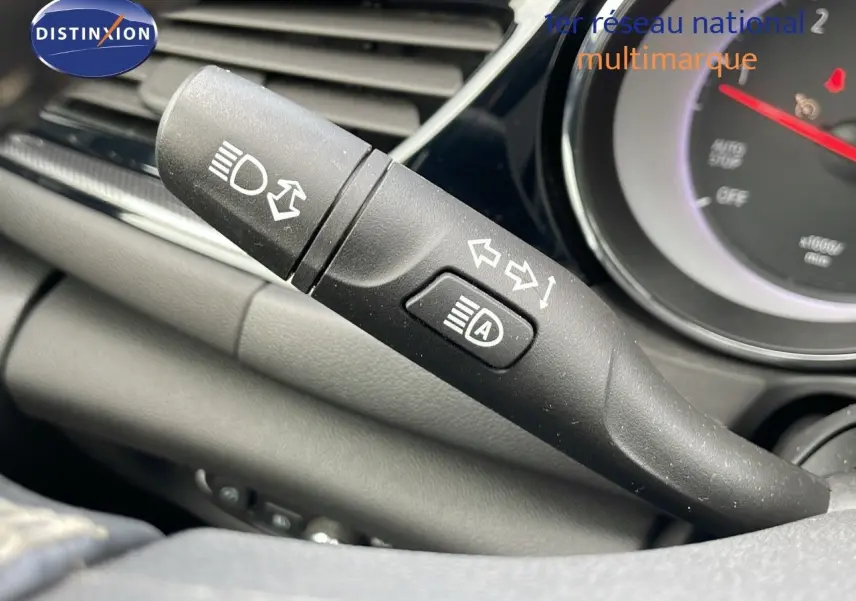 Gros plan sur la commande des feux et clignotants dans l'habitacle de l'Opel Insignia Sports Tourer 2021.
