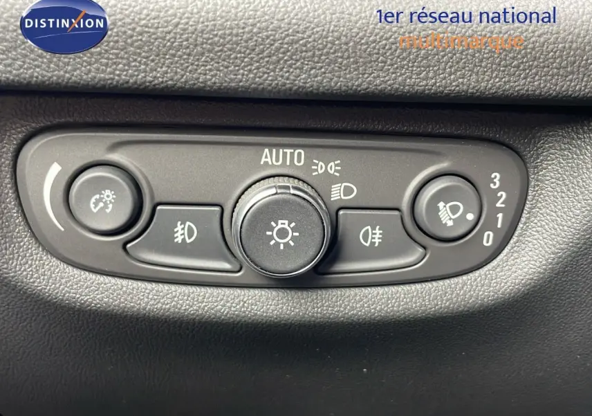 Gros plan sur les commandes d’éclairage intérieur de l’Opel Insignia Sports Tourer 2021, finition gris acier satiné.