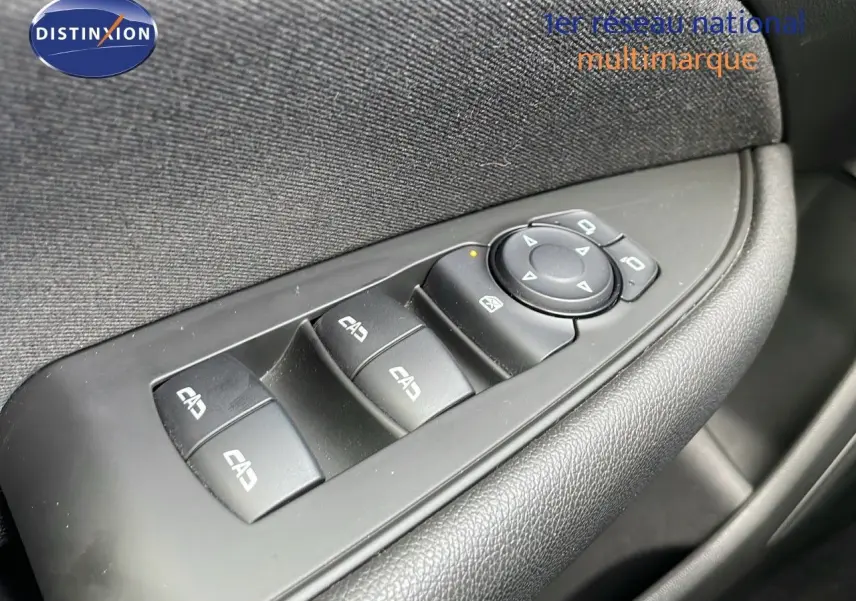 Gros plan sur les commandes de lève-vitres et rétroviseurs côté conducteur de l’Opel Insignia Sports Tourer gris acier.