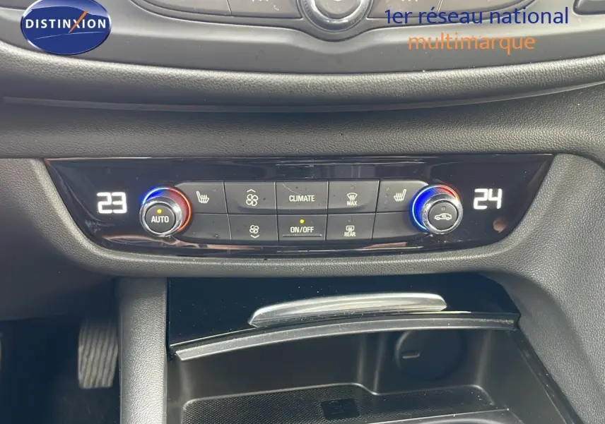 Vue rapprochée de la console centrale de l’Opel Insignia Sports Tourer 2021, avec commandes de climatisation digitale.