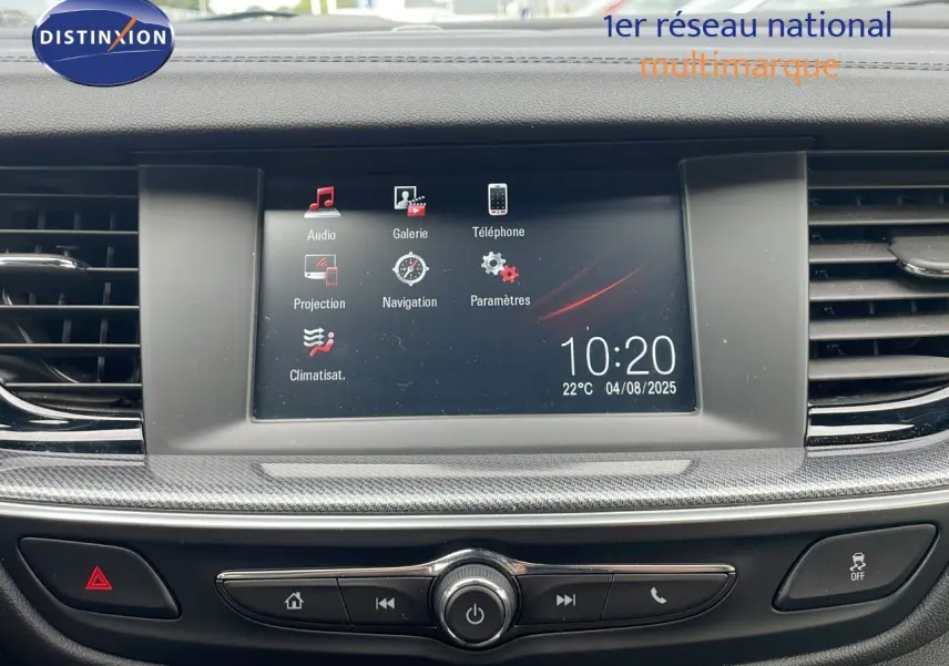 Vue rapprochée de l’écran tactile central de l’Opel Insignia Sports Tourer 2021 avec interface multimédia affichée.