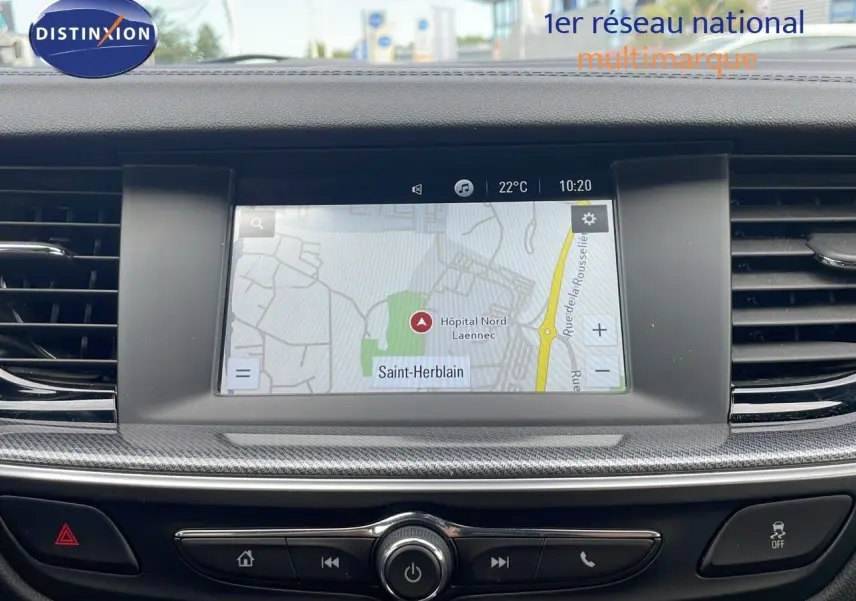 Vue rapprochée de l’écran tactile central avec navigation GPS affichée dans l’Opel Insignia Sports Tourer gris acier.