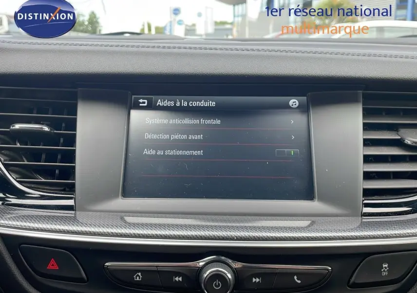 Écran central de l’Opel Insignia Sports Tourer 2021 affichant les aides à la conduite, tableau de bord noir avec finitions gris acier.