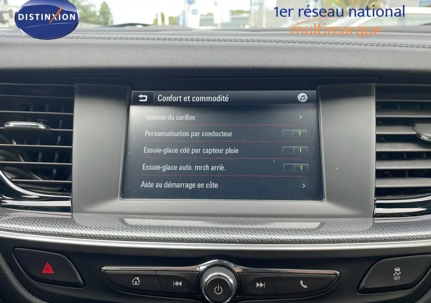 Écran central de l’Opel Insignia Sports Tourer 2021 affichant les réglages de confort et commodité, avec tableau de bord noir.