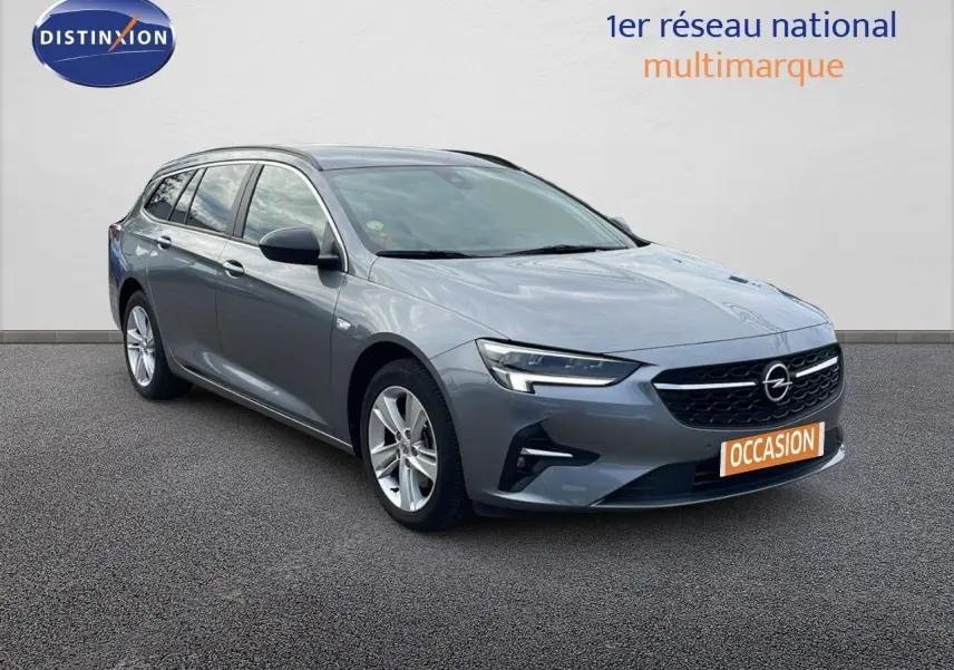 Opel Insignia Sports Tourer gris acier satiné en 3/4 avant droit avec calandre noire et jantes argentées.