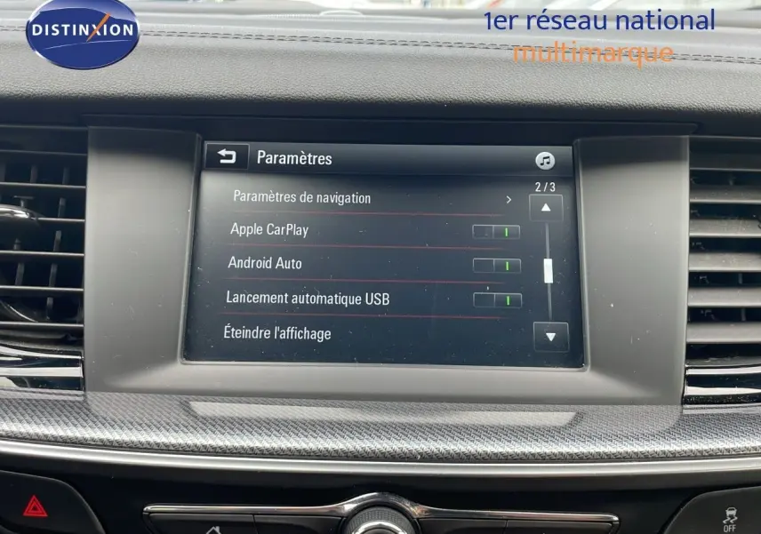 Écran central de l’Opel Insignia Sports Tourer 2021 affichant les paramètres de navigation et connectivité Apple CarPlay et Android Auto.