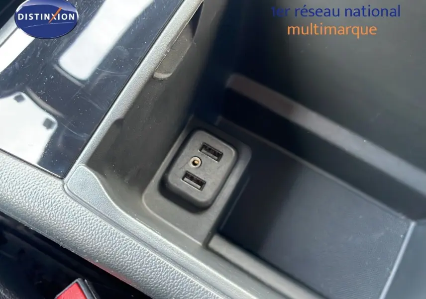 Gros plan sur la console centrale de l’Opel Insignia Sports Tourer 2021, montrant deux ports USB et une prise auxiliaire.