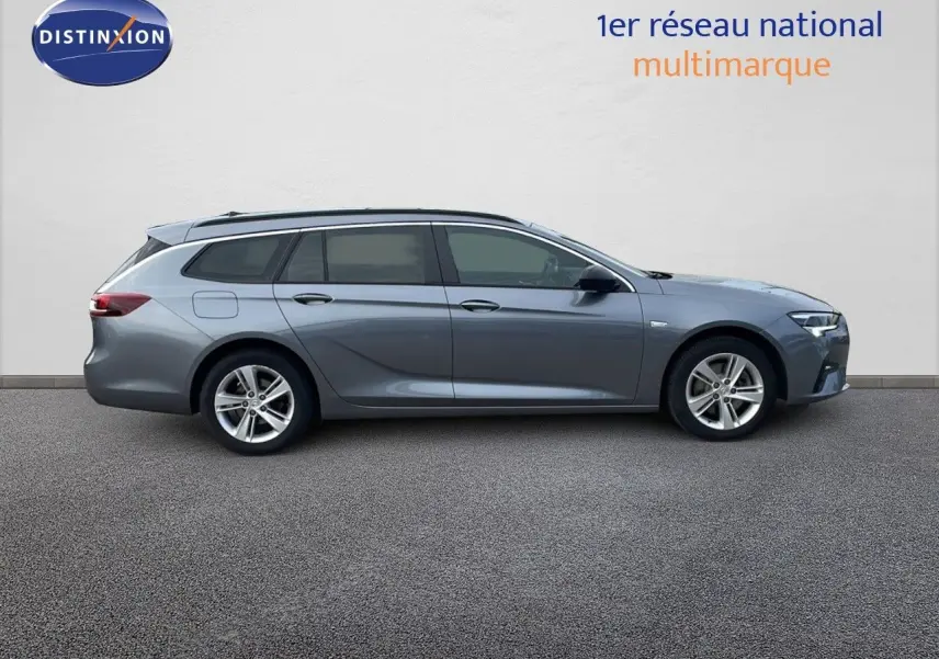 Opel Insignia Sports Tourer gris acier satiné vue de profil côté gauche sur fond neutre.