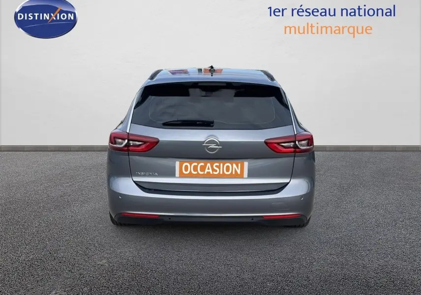 Vue arrière d'une Opel Insignia Sports Tourer gris acier satiné, avec feux arrière LED et plaque "OCCASION".