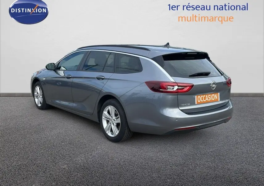 Opel Insignia Sports Tourer gris acier satiné vue 3/4 arrière droit, break diesel avec jantes alliage.
