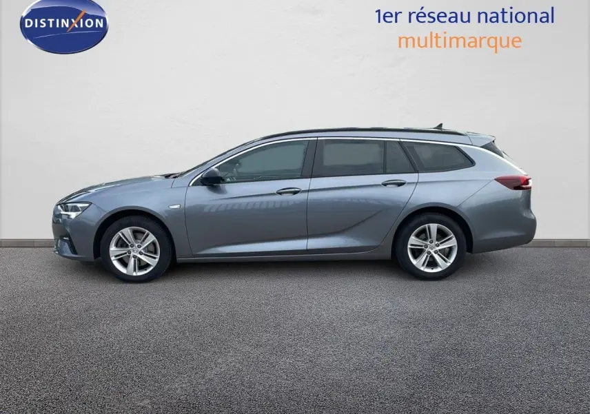 Opel Insignia Sports Tourer gris acier satiné vue de profil côté gauche sur fond neutre.