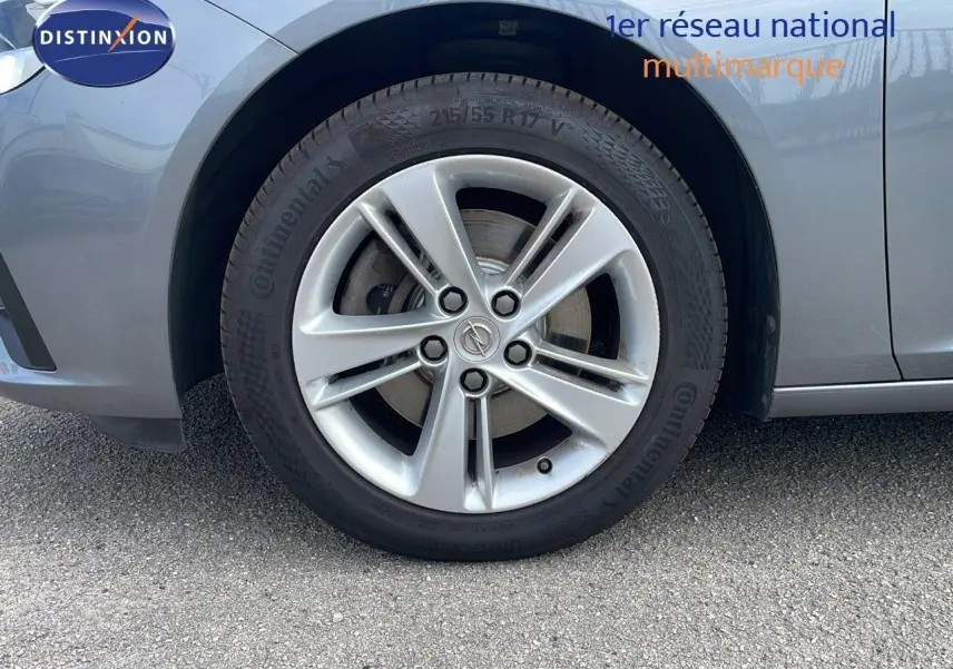 Gros plan sur la roue avant gauche grise acier satinée de l'Opel Insignia Sports Tourer avec jante alliage 17 pouces.