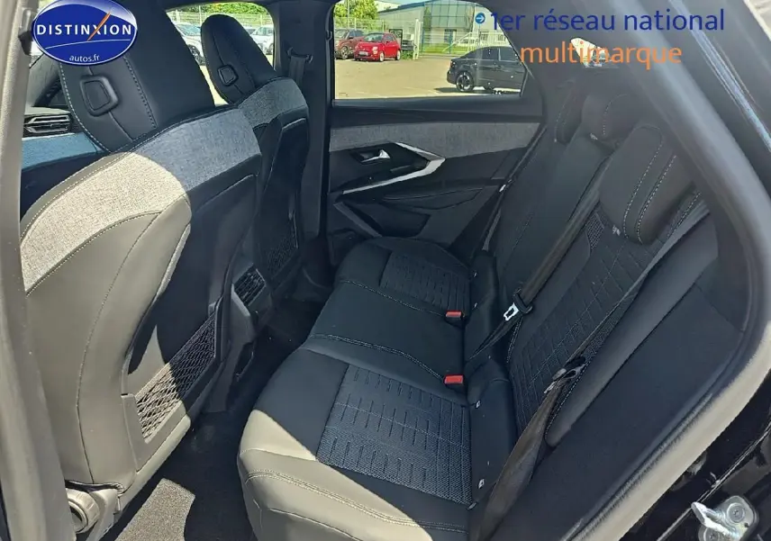 Vue intérieure arrière côté droit du Peugeot 3008 noir, mettant en valeur la banquette tissu et cuir avec appuis-tête.