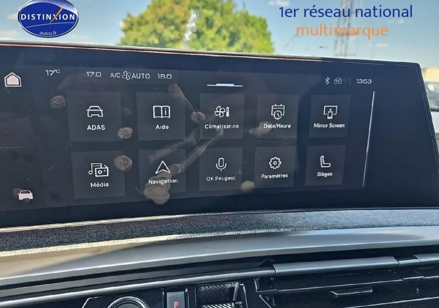 Écran tactile central avec interface multimédia du Peugeot 3008 noir, vue intérieure frontale rapprochée.