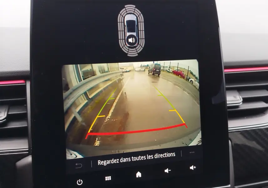 Écran central de Renault Arkana bleu Zanzibar 2022 montrant la caméra de recul avec lignes de guidage colorées.
