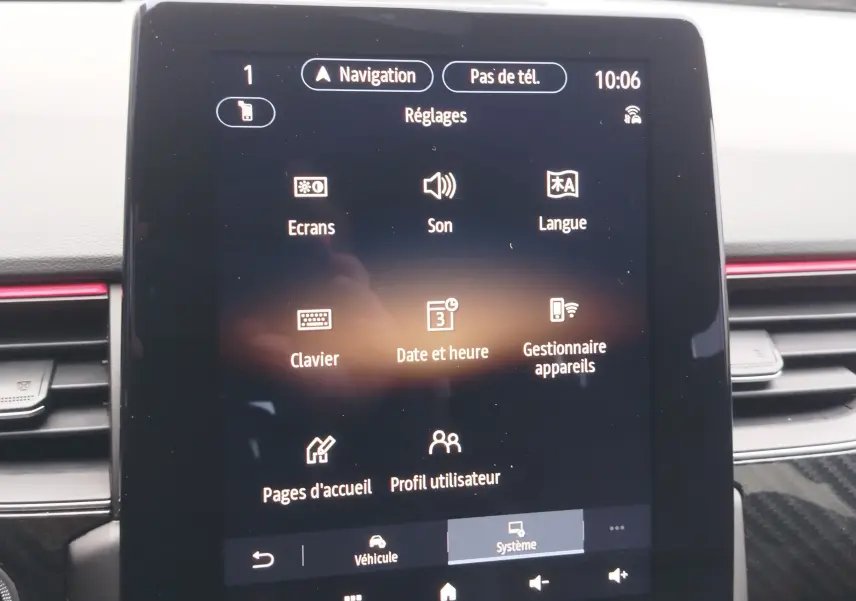 Écran tactile central du Renault Arkana 2022 affichant le menu Réglages, avec détails en blanc sur fond noir.