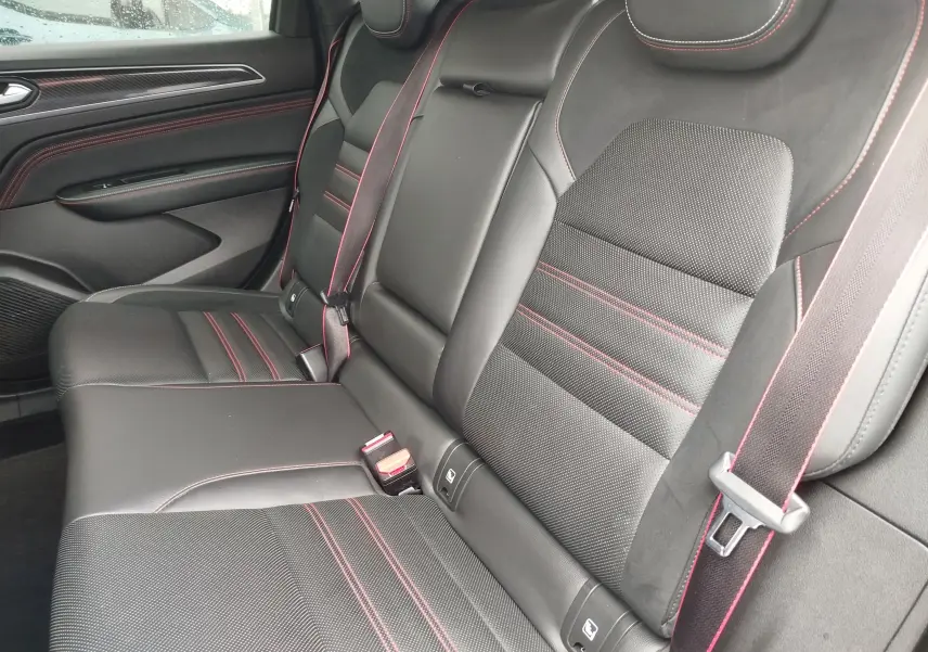 Vue intérieure côté droit des sièges arrière noirs avec surpiqûres rouges du Renault Arkana 1.6 E-Tech 145ch RS Line 2022.