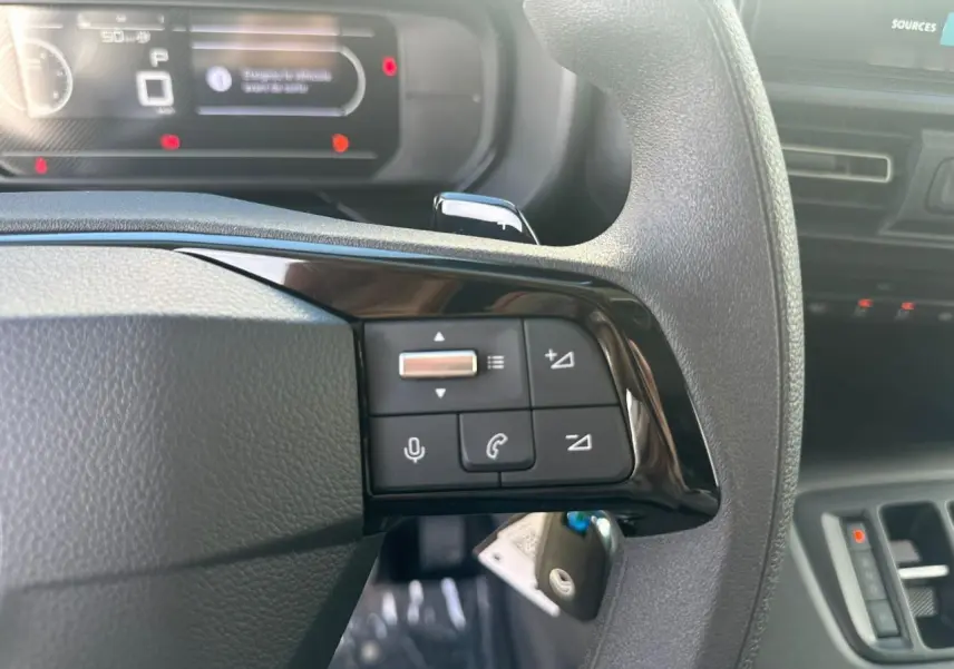 Vue intérieure arrière du Citroën Berlingo blanc Icy, montrant la cloison cabine Extenso et plancher de chargement.