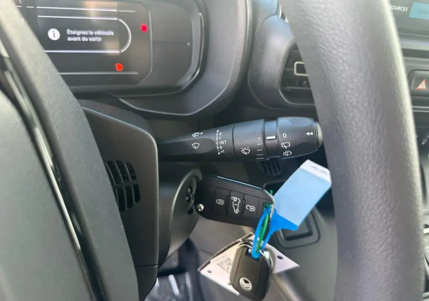 Vue intérieure du siège passager double noir en tissu du Citroën Berlingo III Van, avec cloison métallique arrière visible.