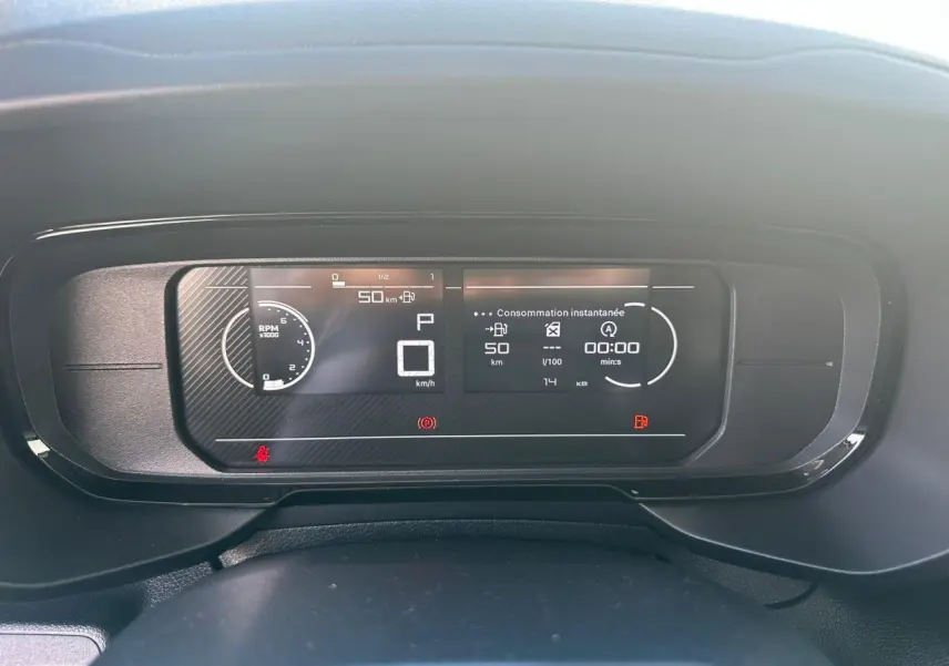 Vue latérale gauche d’un Citroën Berlingo blanc Icy 2026, portes ouvertes montrant l’intérieur cabine avec banquette Extenso rabattue.