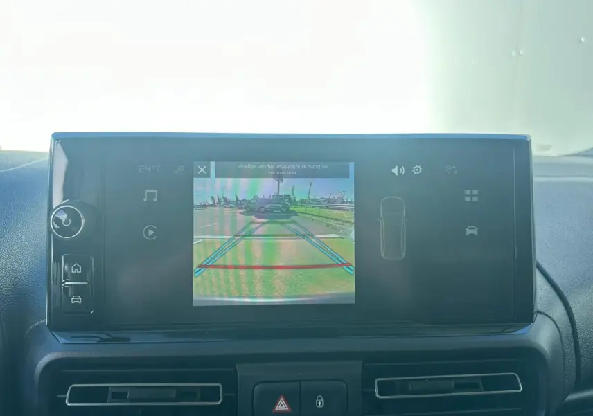 Rétroviseur droit noir en gros plan sur Citroën Berlingo blanc Icy, vue latérale avant droite.