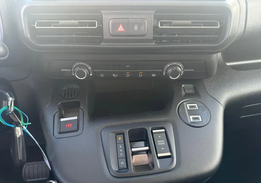 Vue arrière ouverte du Citroën Berlingo blanc Icy montrant l'espace de chargement vide avec plancher en polypropylène.