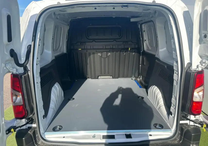 Vue intérieure côté conducteur du plafond et pare-soleil du Citroën Berlingo blanc Icy, avec rétroviseur et partie siège visible.