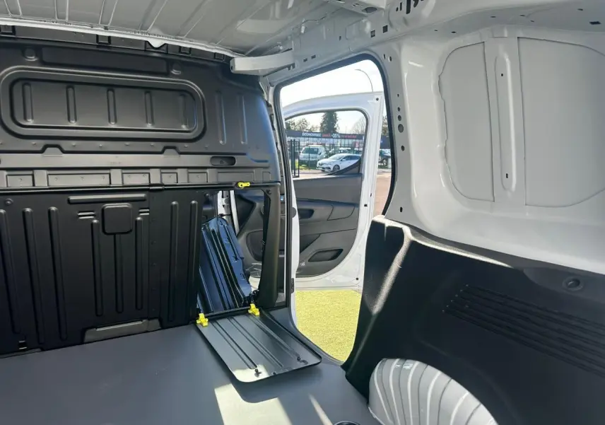 Coffre de rangement ouvert sur le tableau de bord du Citroën Berlingo blanc Icy, vue intérieure frontale.