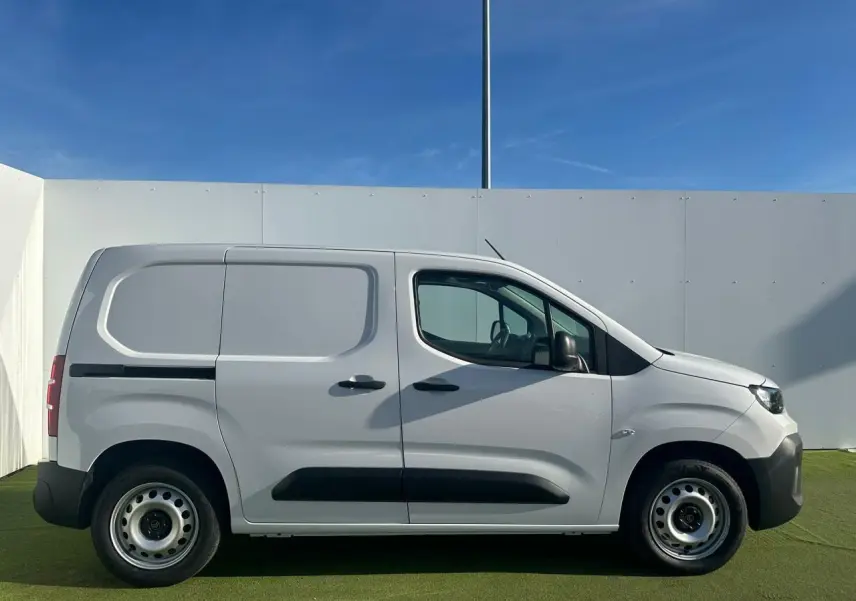 Vue de face du Citroën Berlingo blanc Icy avec pare-chocs noir et calandre distinctive en extérieur.