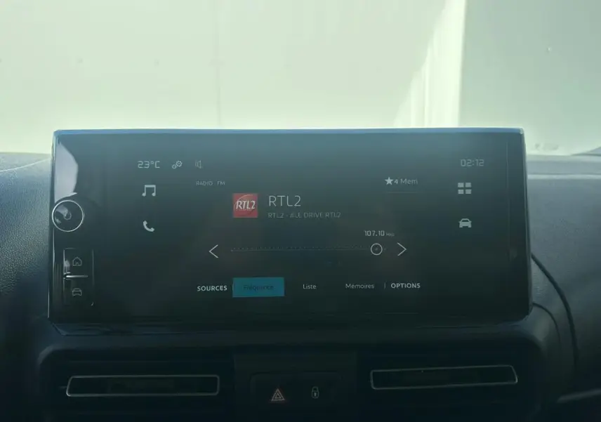 Écran tactile central 10 pouces du Citroën Berlingo III blanc, affichant la radio RTL2 en intérieur véhicule.