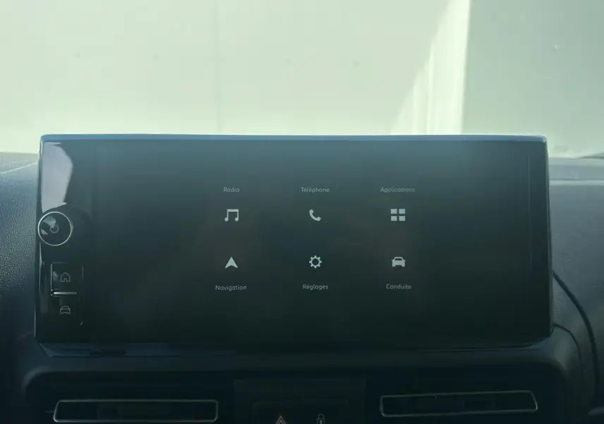 Écran tactile 10 pouces du tableau de bord du Citroën Berlingo blanc, affichant les icônes de navigation et médias.