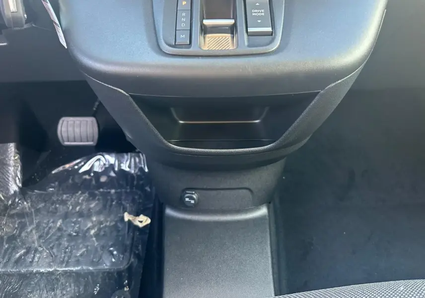 Vue rapprochée du levier de boîte automatique et console centrale noire du Citroën Berlingo blanc Icy 2026.