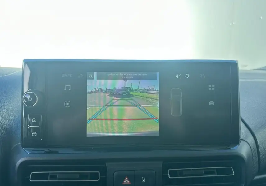 Écran tactile intérieur du Citroën Berlingo III blanc montrant la caméra de recul avec guidage dynamique.