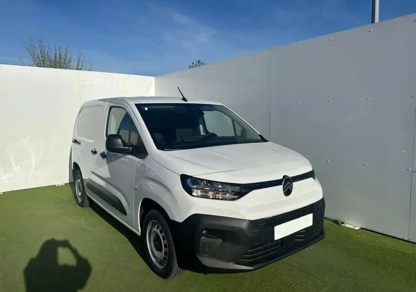 Vue latérale droite du Citroën Berlingo III blanc Icy, fourgon compact avec porte coulissante et jantes tôle grises.