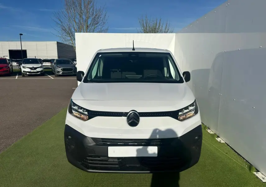 Vue 3/4 arrière droite du Citroën Berlingo blanc Icy version utilitaire avec portes arrière battantes et jantes tôles grises.