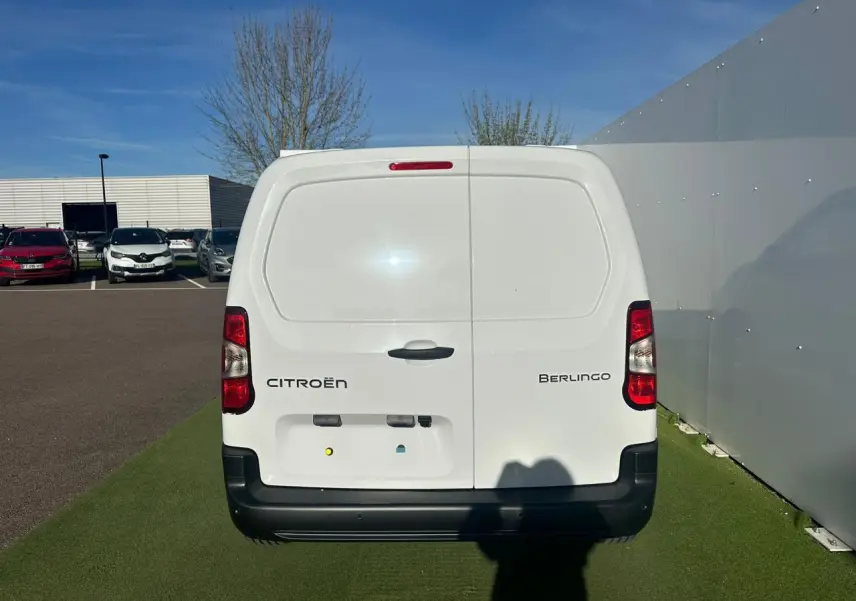 Vue 3/4 avant droite du Citroën Berlingo blanc Icy, fourgon compact avec pare-chocs noirs et jantes tôles grises.