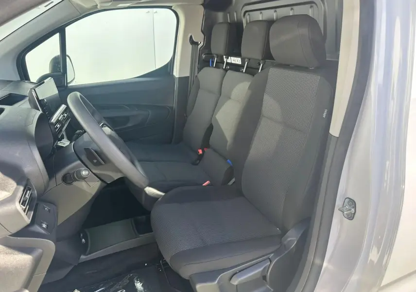 Gros plan sur la caméra de recul noire fixée sur la porte arrière blanche du Citroën Berlingo III Van.