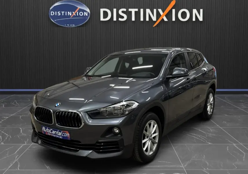 BMW X2 gris minéral métallisé vue 3/4 avant droit, avec calandre double haricot et jantes alliage 17 pouces.