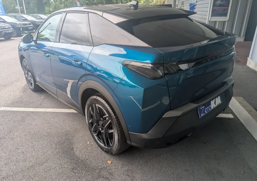 Vue 3/4 arrière droite du Peugeot 3008 Hybrid bleu Obsession avec toit noir et jantes noires.
