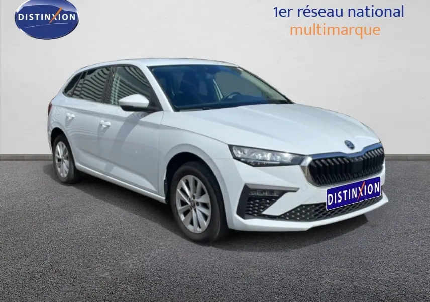Skoda Scala blanc glacier vue 3/4 avant droit, avec calandre noire et jantes alliage 16 pouces bicolores.